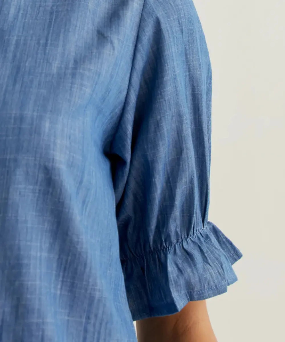Détail des manches de la Chemise en chambray de coton bleu de Compania Fantastica