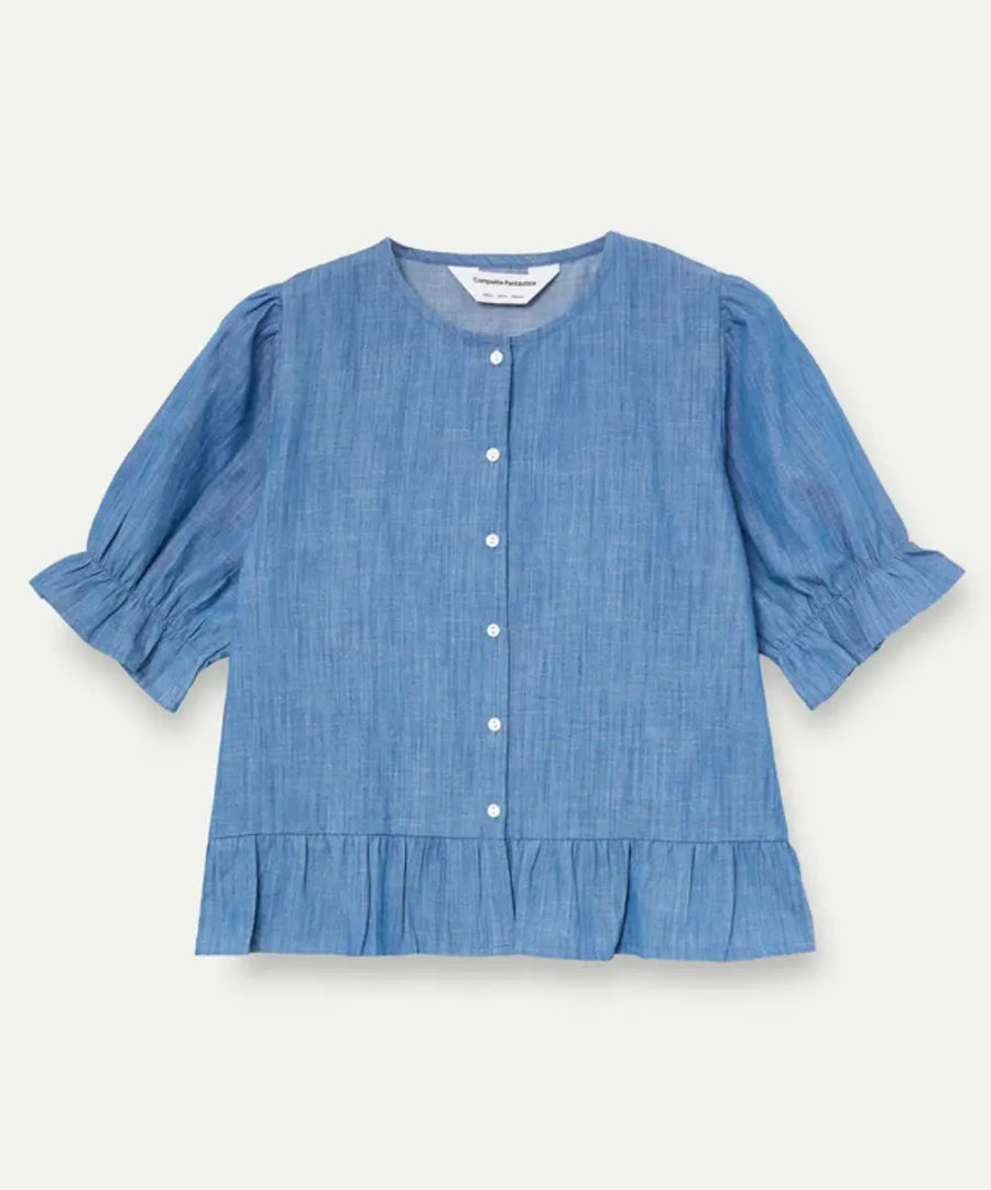 Chemise en chambray de coton bleu de Compania Fantastica sur fond blanc