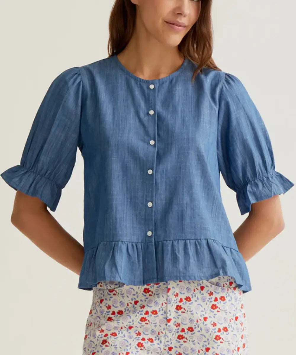 Chemise en chambray de coton bleu de Compania Fantastica portée par une femme