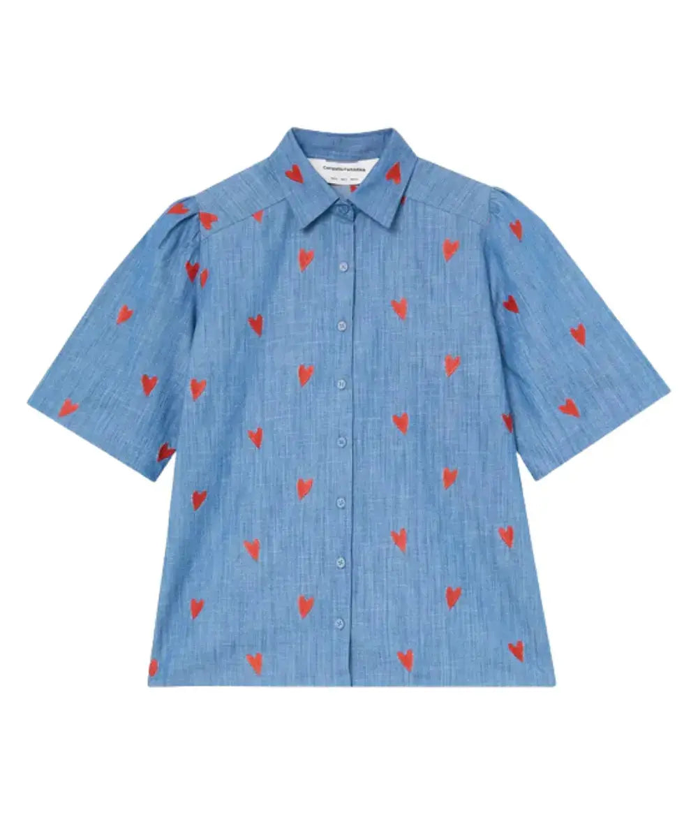 Chemise en chambray de coton Coeurs brodés de la marque Compania Fantastica sur un fond blanc