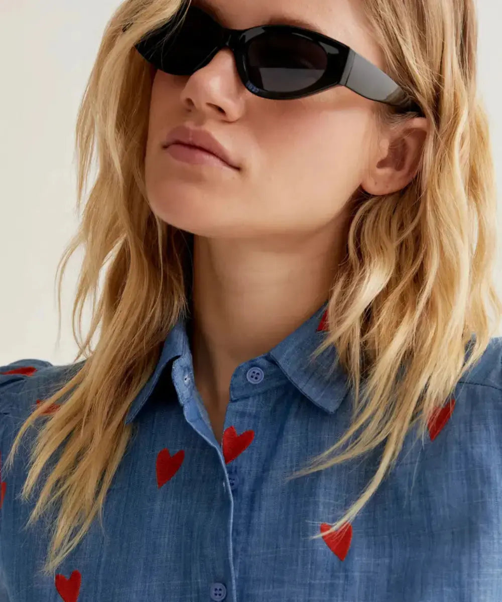 Zoom sur les coeurs brodés de la chemise en chambray de coton de Compania Fantastica
