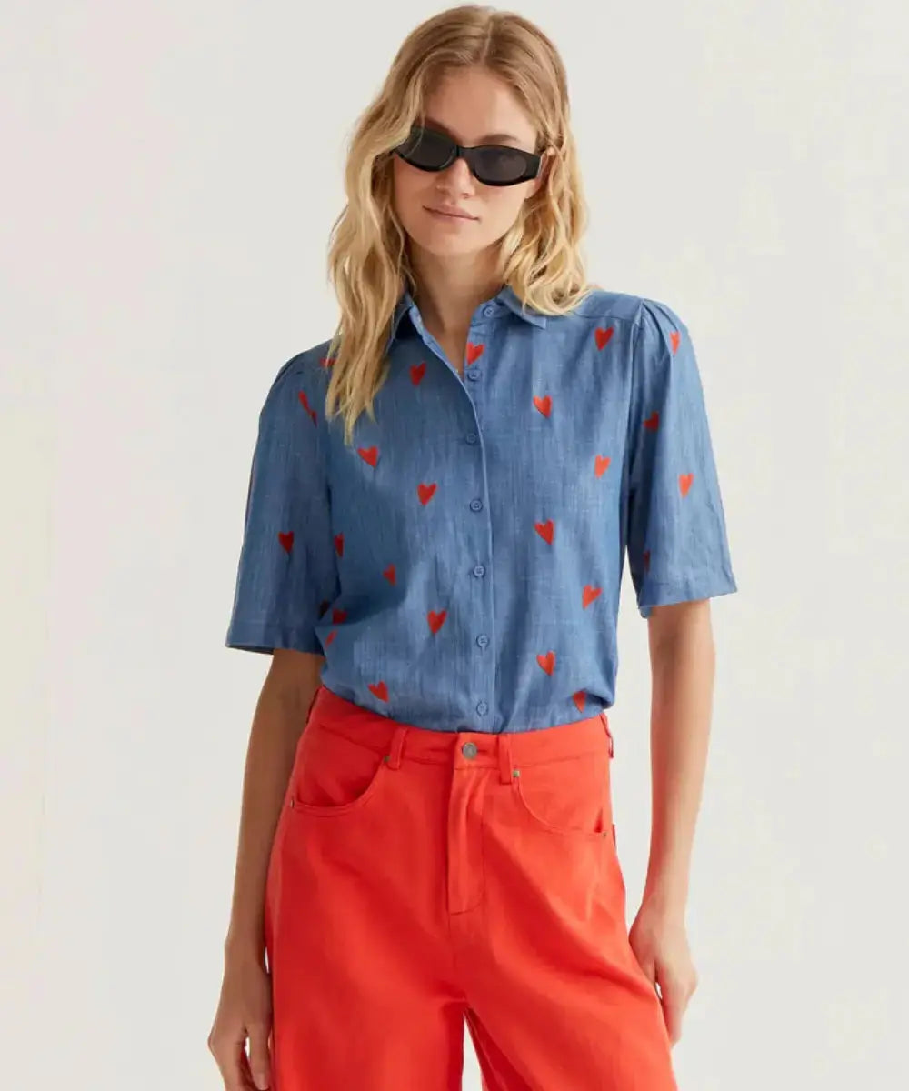 Photo portée de la chemise en chambray de coton Coeurs rouges brodés de Compania Fantastica