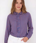 Chemise Daren rayée bleue à volants de la marque Andy et Lucy, porté de face