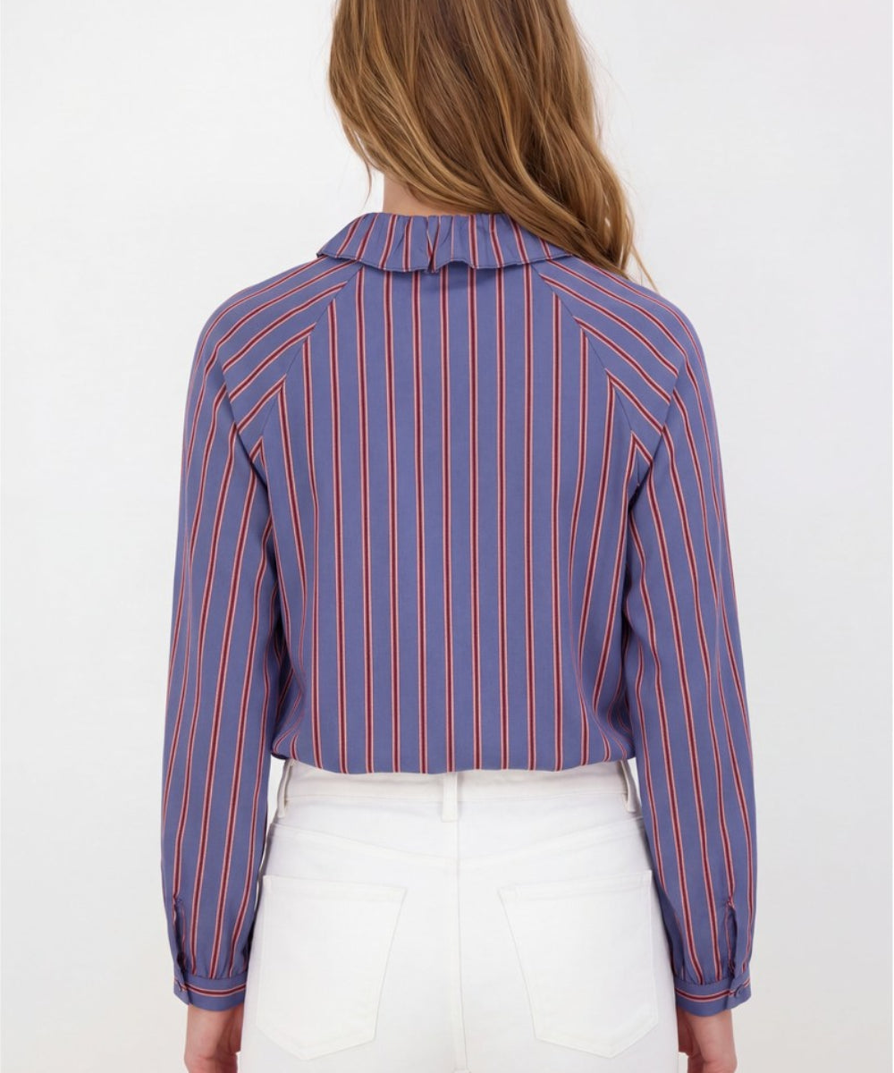 Chemise Daren rayée bleue à volants de la marque Andy et Lucy, porté de dos