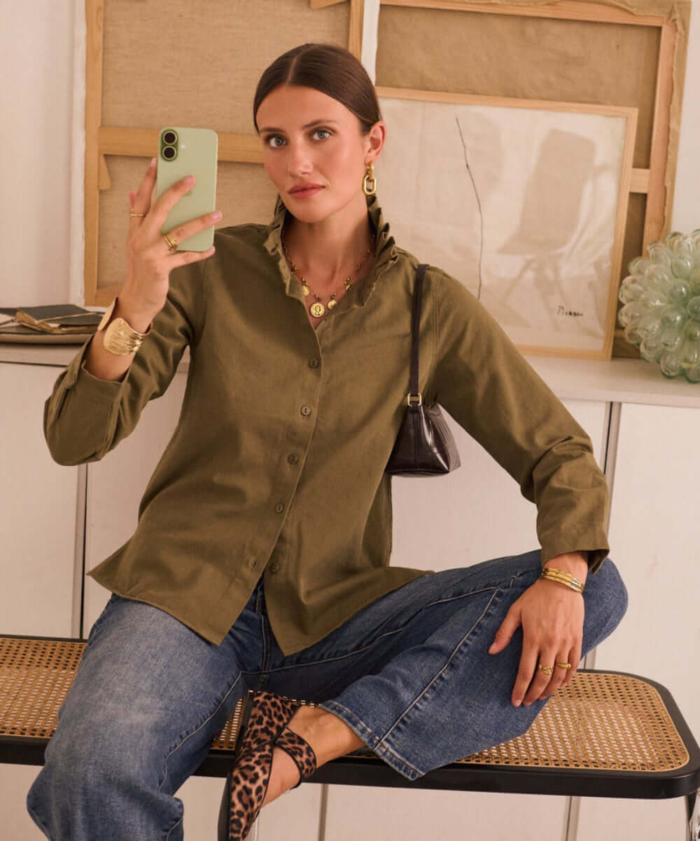 Chemise kaki Esmond portée avec un sac brun