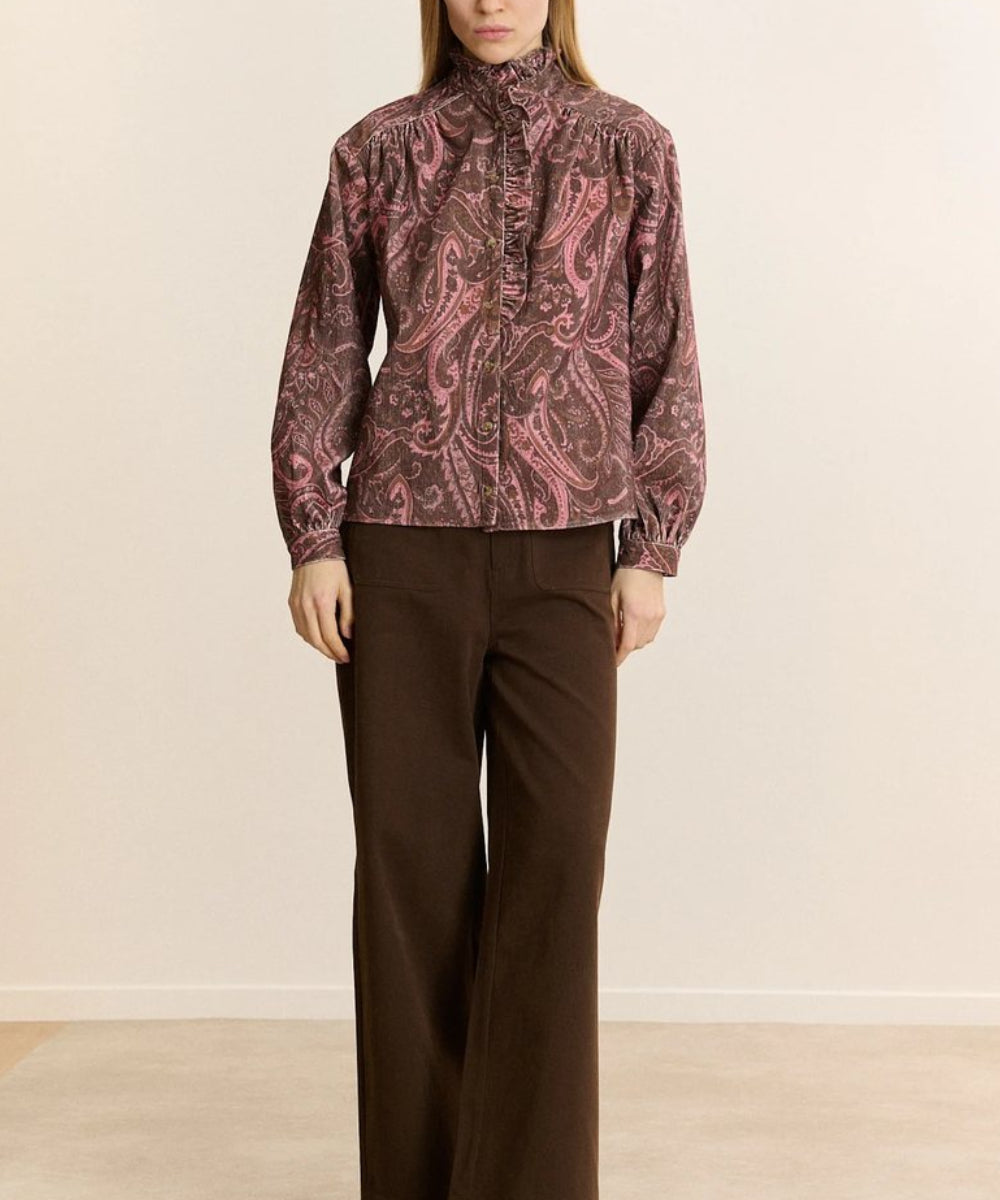Chemise imprimée Denis Chocolat Garance Paris portée en pied
