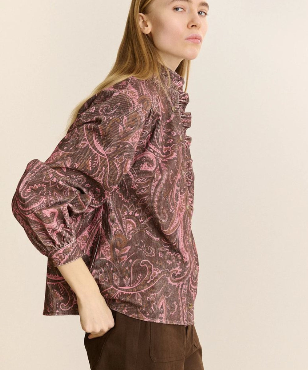 Chemise Denis Chocolat Garance Paris portée de trois-quarts