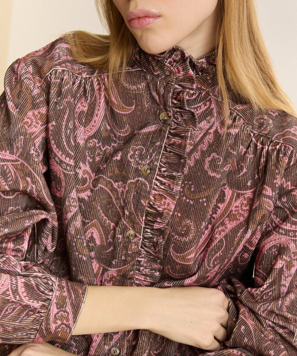 Détail des manches et de l’imprimé de la chemise Denis Chocolat