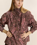 Chemise imprimée Denis Chocolat Garance Paris portée avec pantalon marron