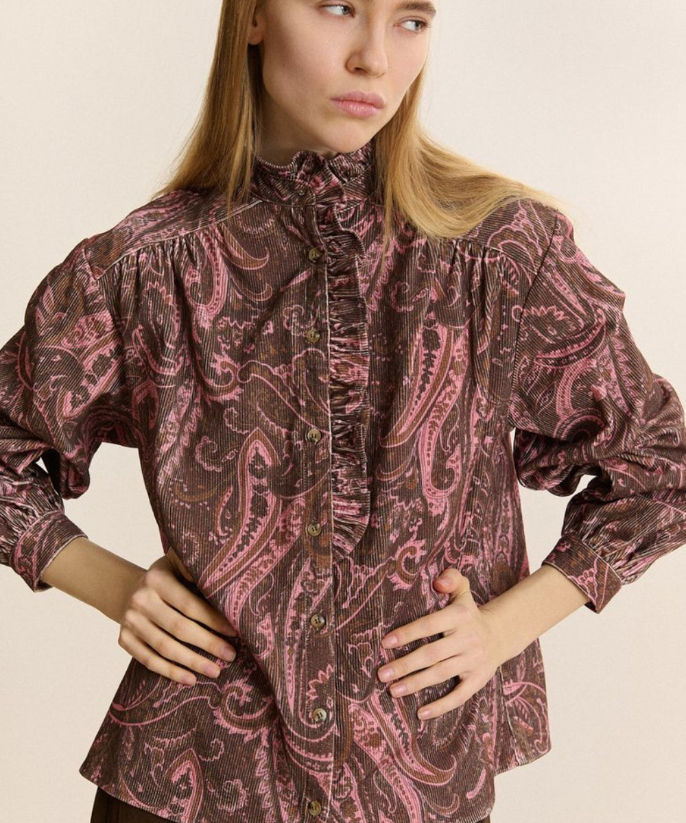 Chemise imprimée Denis Chocolat Garance Paris portée avec pantalon marron