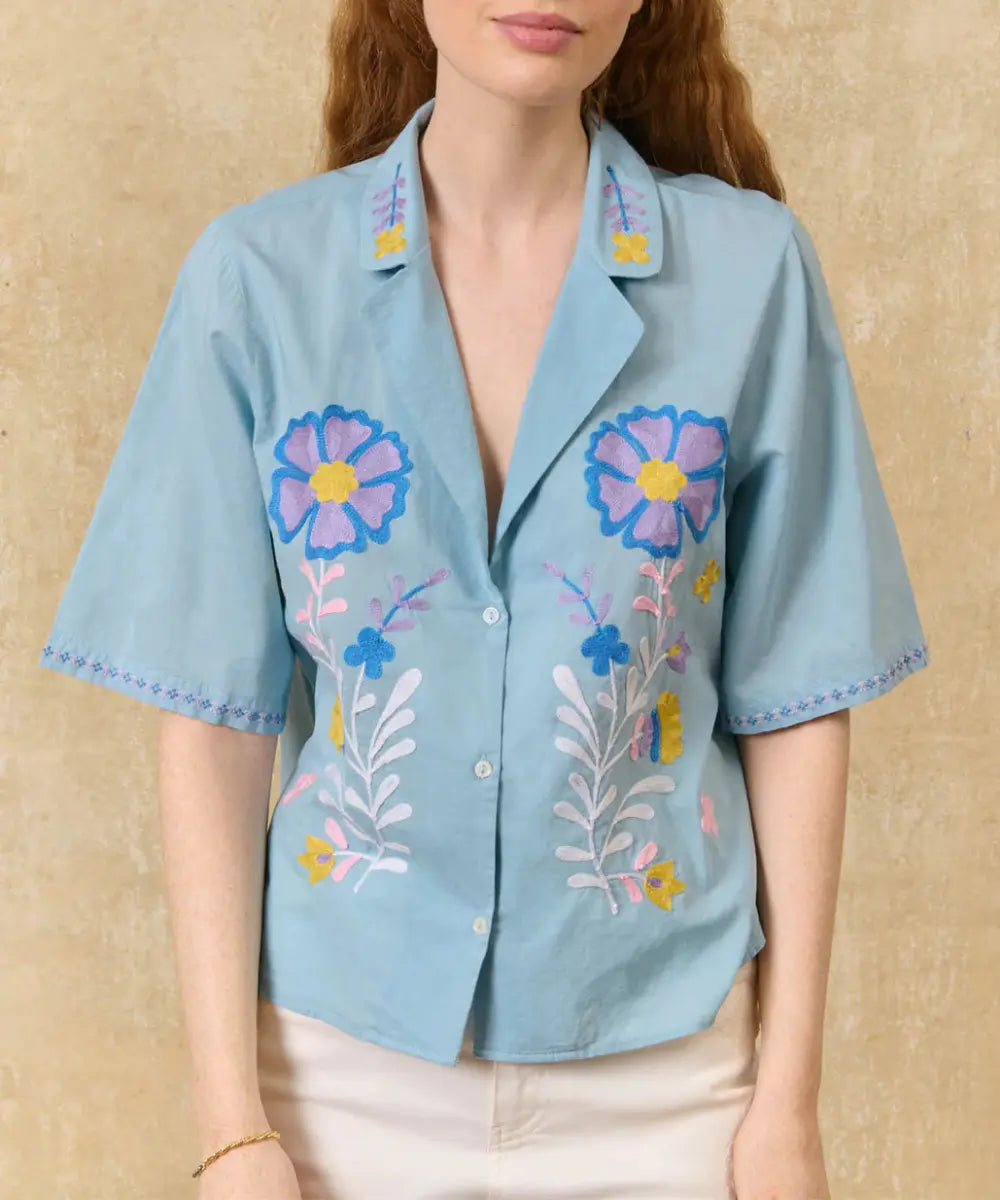 Chemise brodée Emilius de la marque Louise Misha portée par une femme