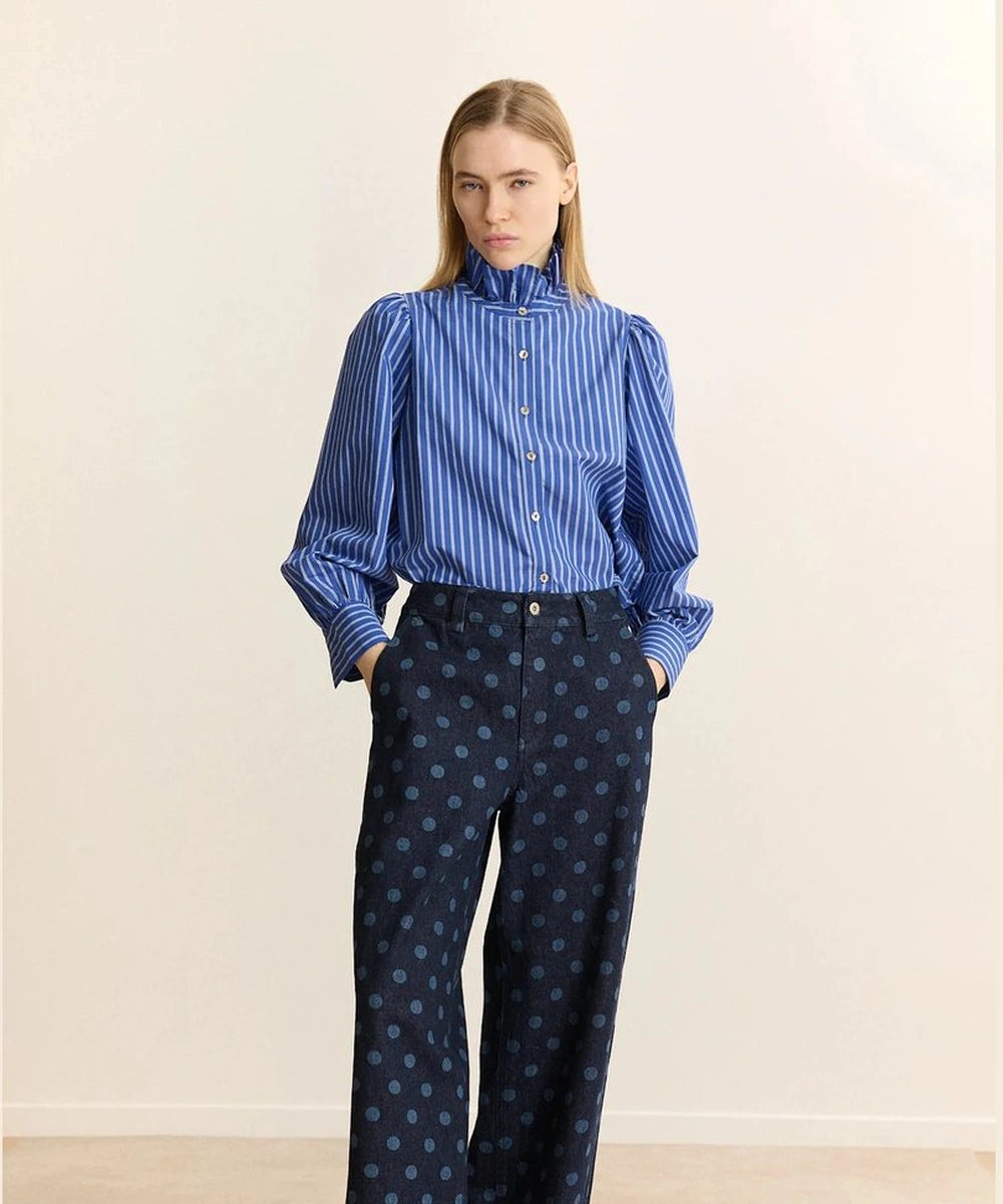 Chemise rayée Derek bleue de Garance Paris portée avec un pantalon à motifs