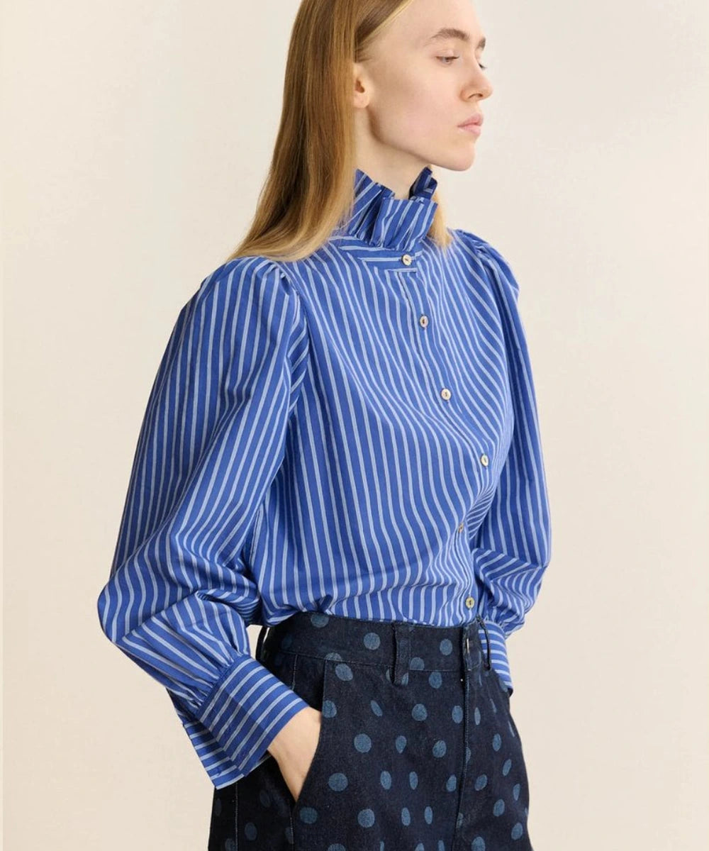 Chemise Derek bleue de Garance Paris portée de trois-quarts, avec col volanté