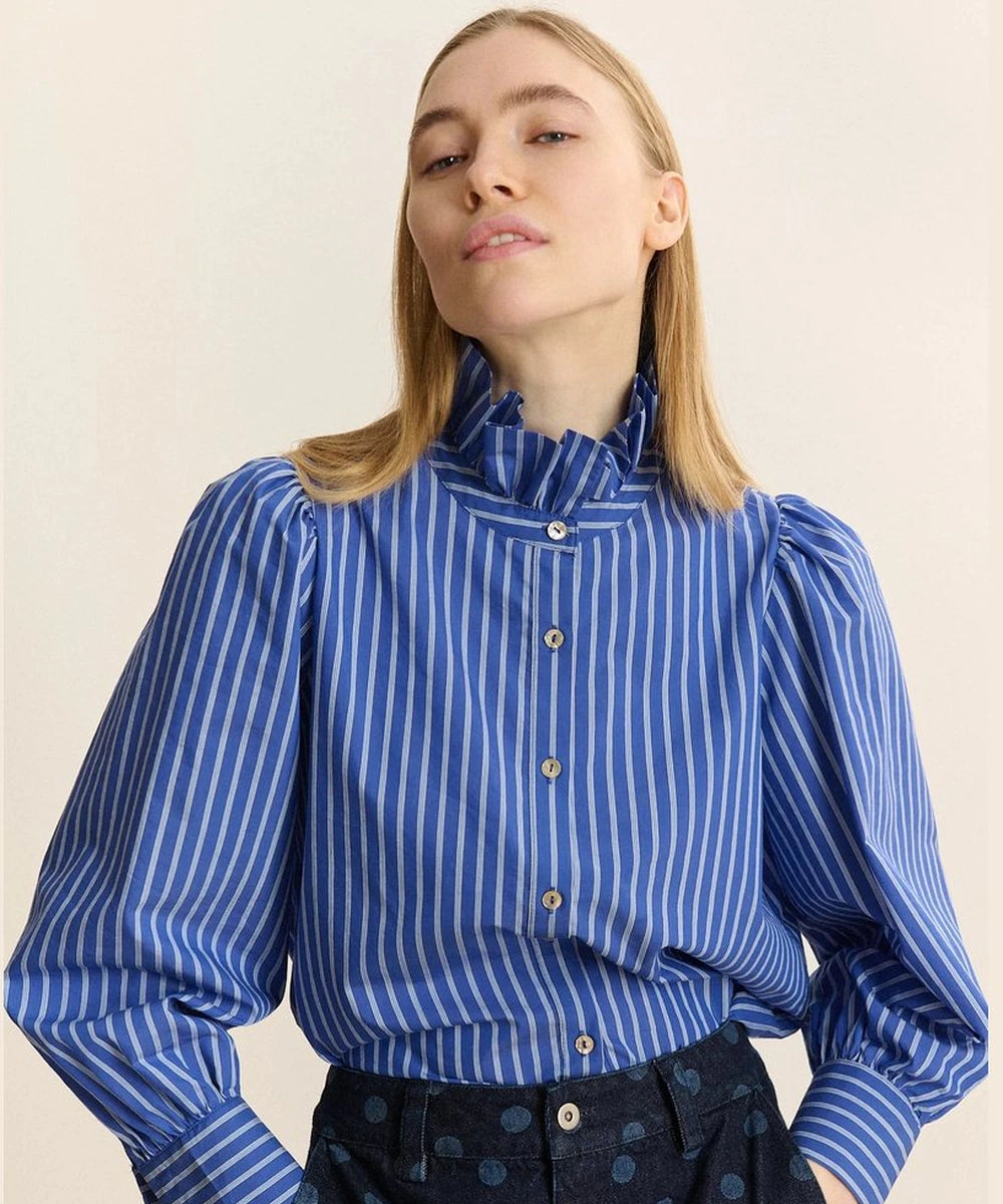 Chemise rayée Derek bleue de Garance Paris portée de face, détail du col volanté