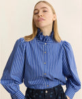 Chemise rayée Derek bleue de Garance Paris portée de face, détail du col volanté