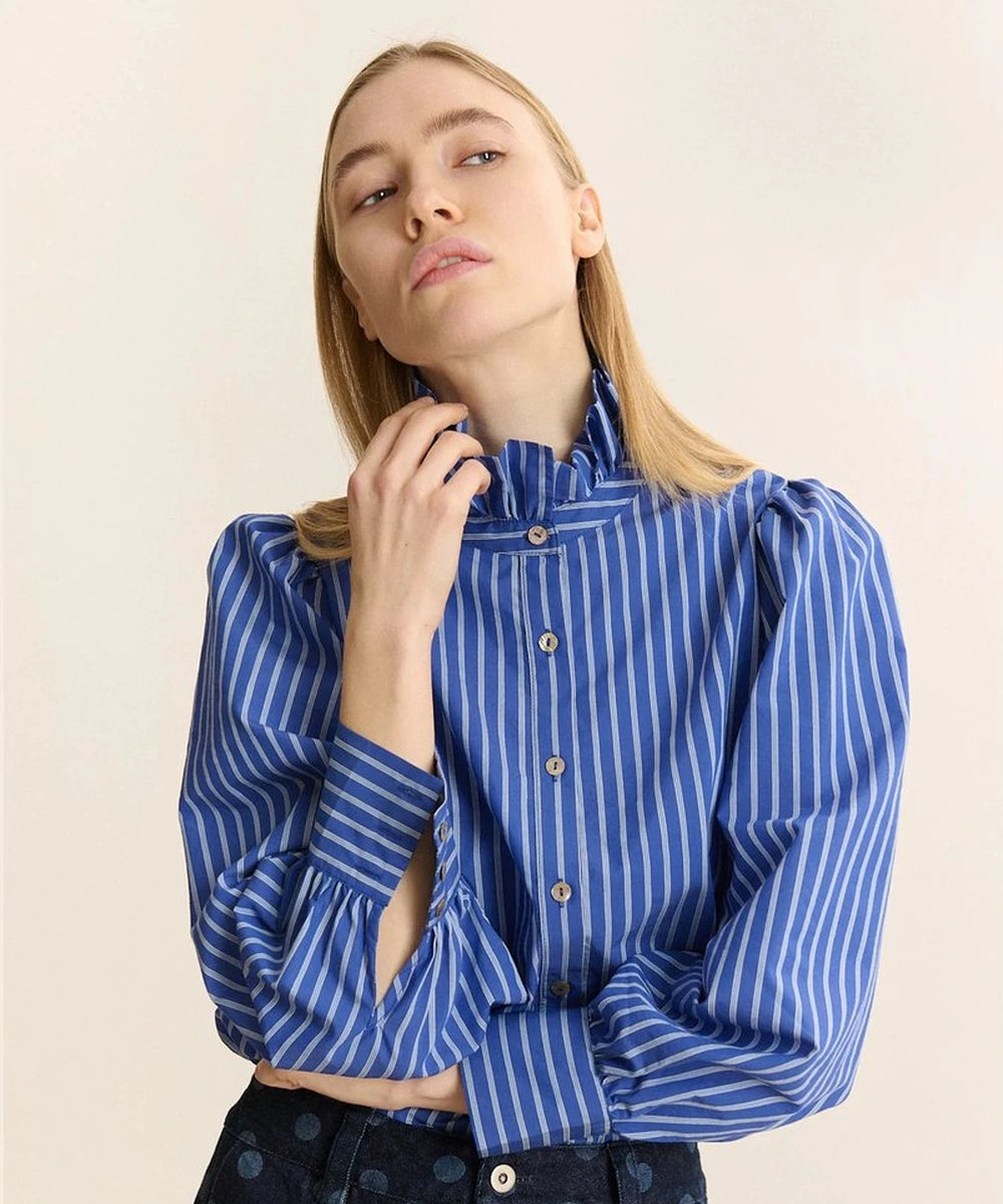 Chemise Derek bleue de Garance Paris portée avec les manches retroussées