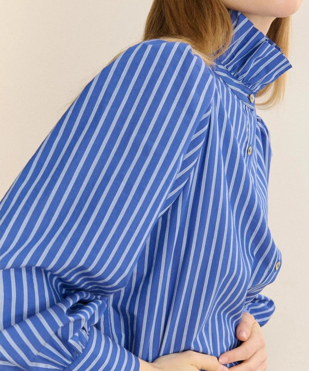 Détail de l’épaule froncée et des rayures de la chemise Derek bleue de Garance Paris