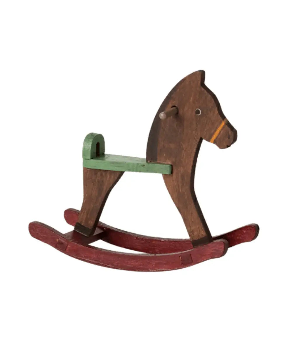 Cheval à bascule miniature Maileg sur fond blanc