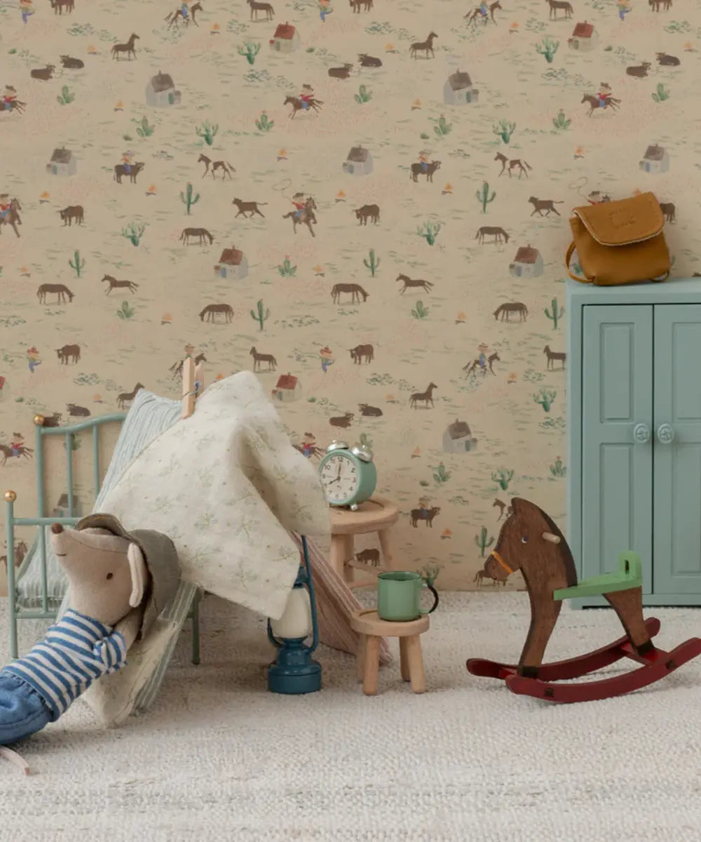 Cheval à bascule en bois miniature de la marque Maileg en situation dans une maison de poupées