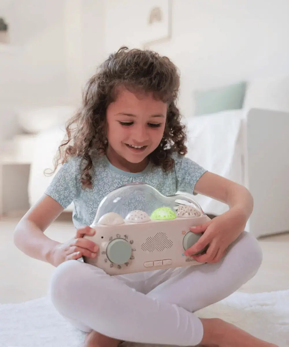 Enfant de 4 ans avec la boîte à histoires CloudBox
