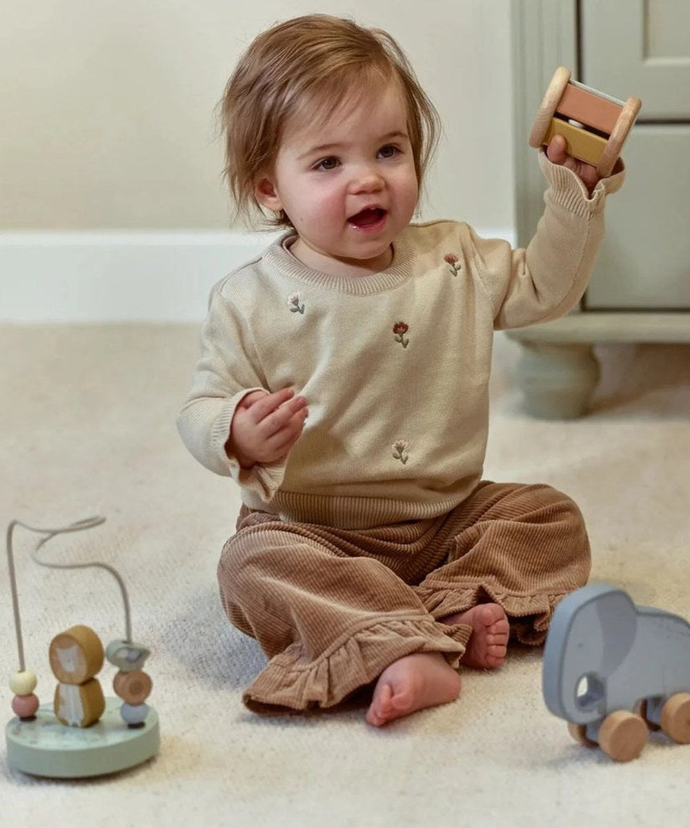Enfant jouant avec le hochet à rouleau du coffret Safari Friends Little Dutch