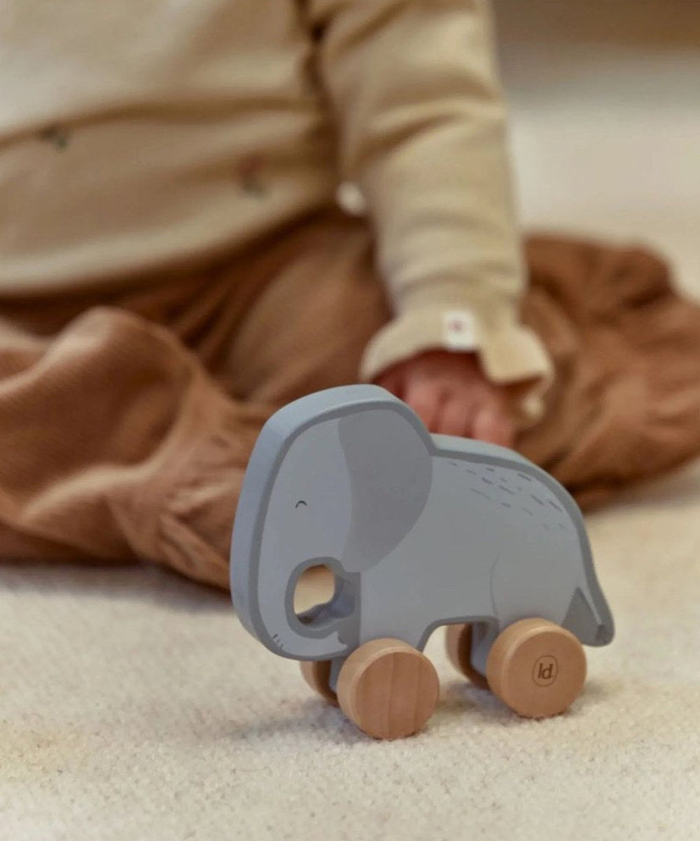 Éléphant à faire rouler Safari Friends Little Dutch près d'un enfant