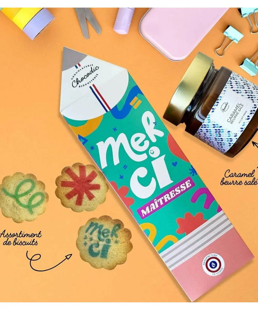 Coffret cadeau en forme de crayon contenant un pot de caramel au beurre salé et des galettes artisanales Chocodic.