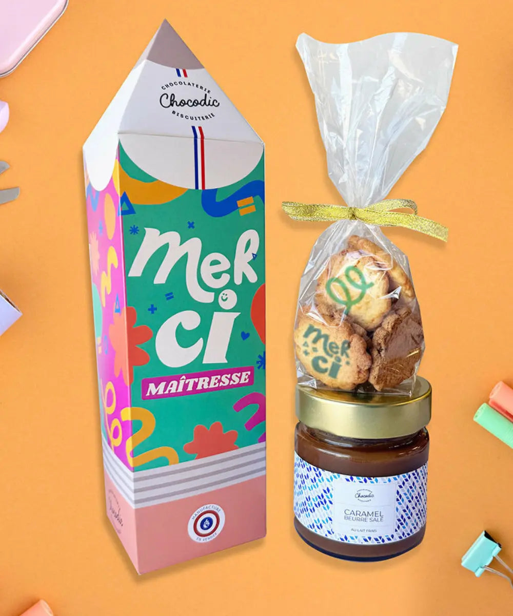 Coffret cadeau en forme de crayon contenant un pot de caramel au beurre salé et des galettes artisanales Chocodic.