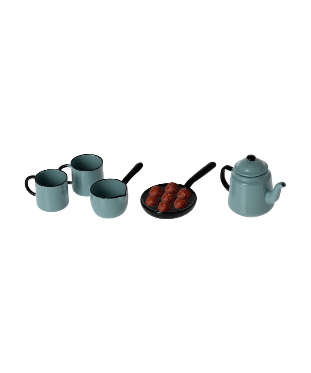 Coffret Cuisine Miniature Madam Blue de la marque Maileg, sur fond blanc