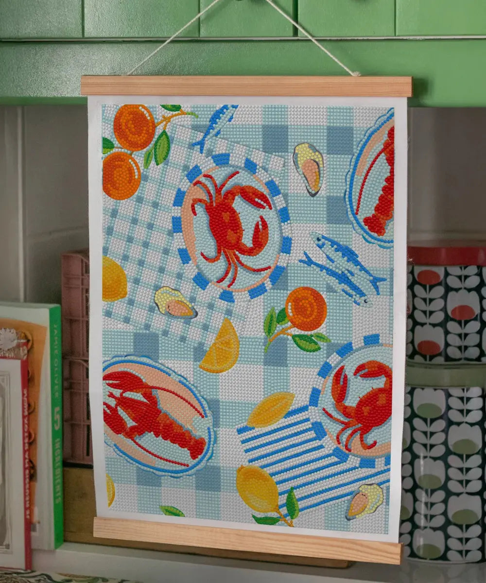 Coffret de Diamond Painting Citrus and Lobster de la marque française La Petite Epicerie réalisé et mis en situation dans une cuisine