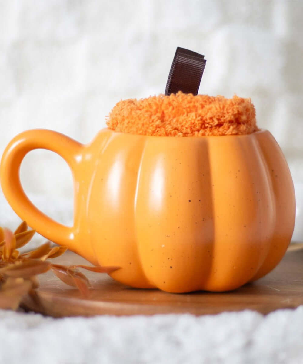 Coffret mug citrouille et chaussettes sélection Merci Léonie, présenté dans une ambiance d'Halloween