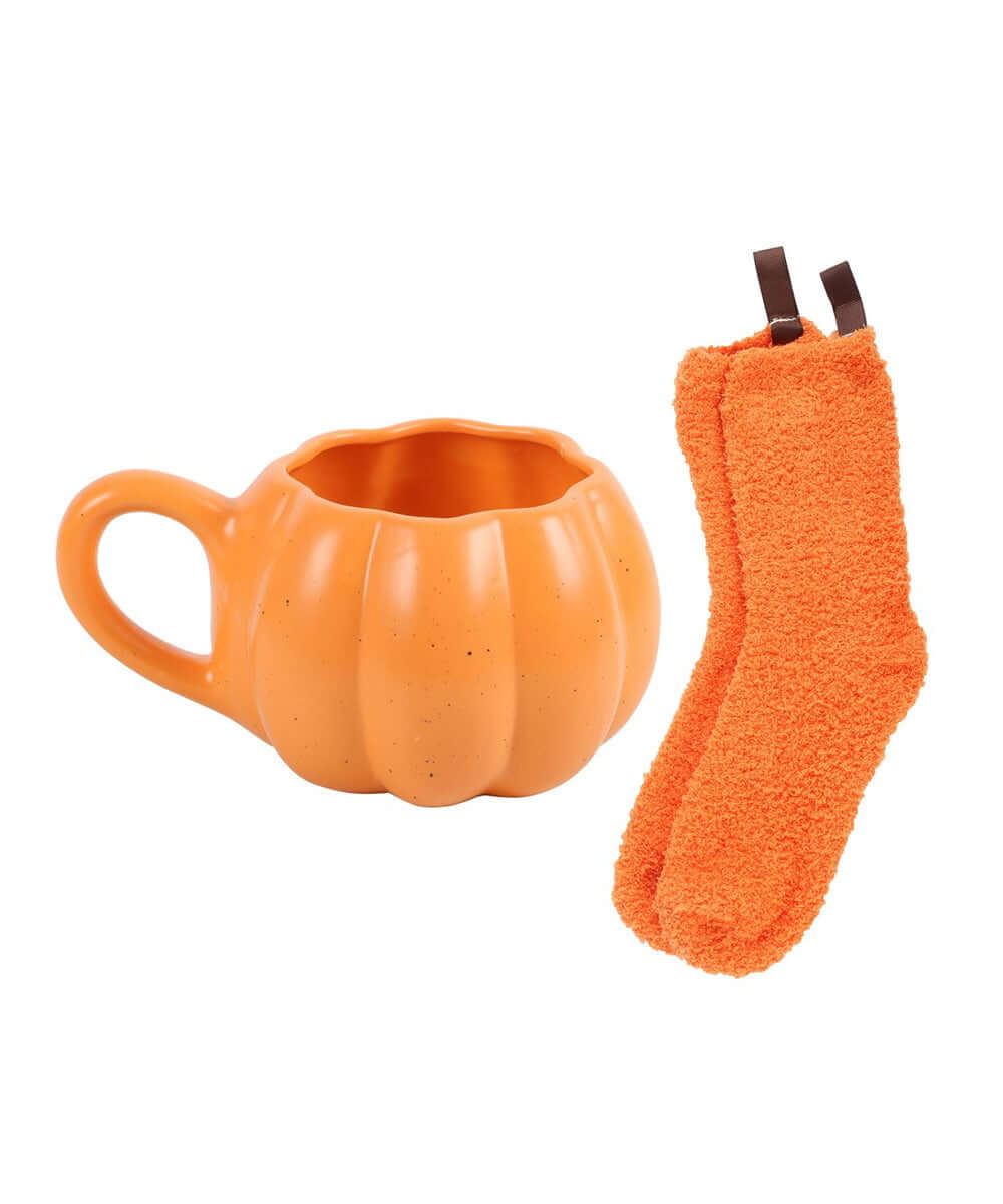 Coffret mug citrouille et chaussettes sélection Merci Léonie, mug et chaussettes présentés côte à côte