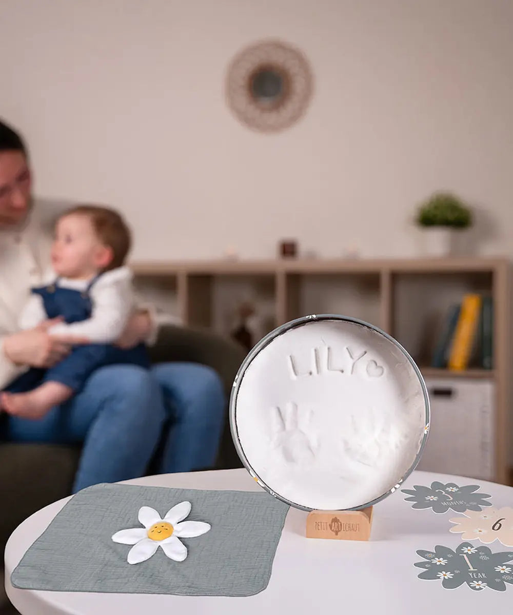 Elements du coffret de naissance Petit Artichaut posés sur une table