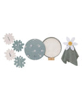 Coffret de naissance Daisy Blue de Petit Artichaut composé d'un doudou marguerite, de cartes étapes et d'un cadre pour empreintes de bébé