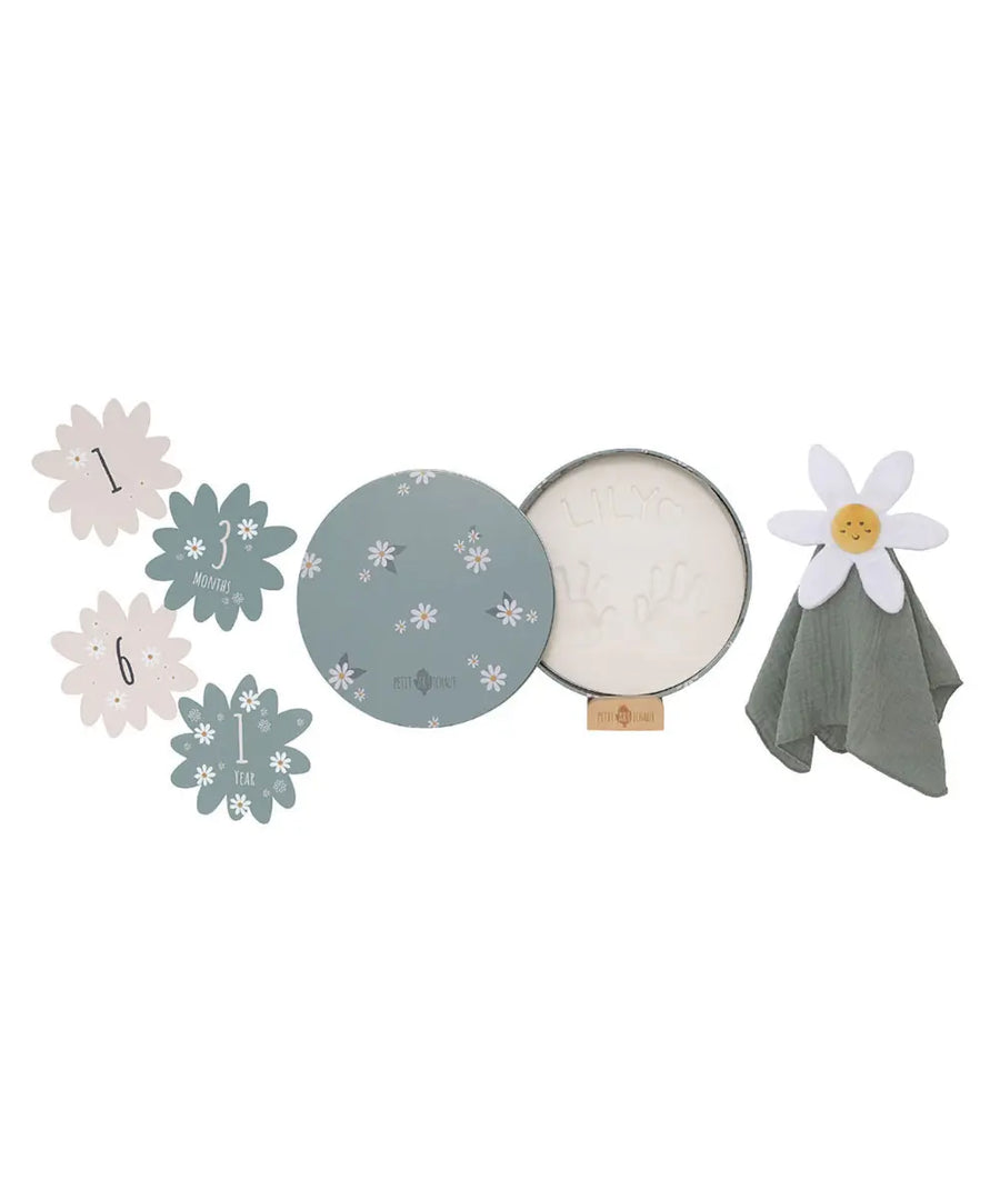 Coffret de naissance Daisy Blue de Petit Artichaut composé d'un doudou marguerite, de cartes étapes et d'un cadre pour empreintes de bébé