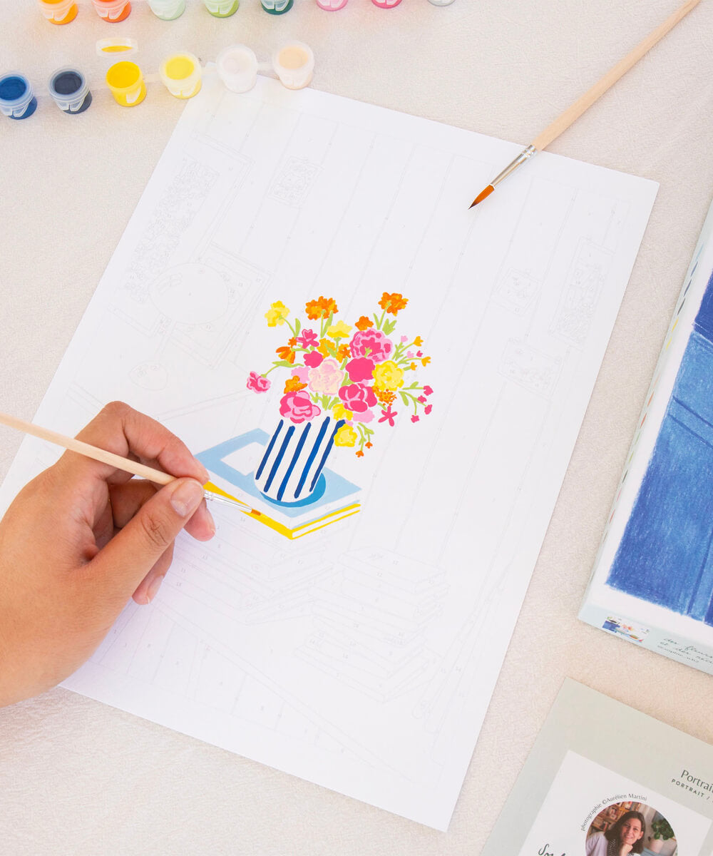 Coffret peinture au numéro Des fleurs et des récits de la marque La Petite Épicerie, en mise en scène