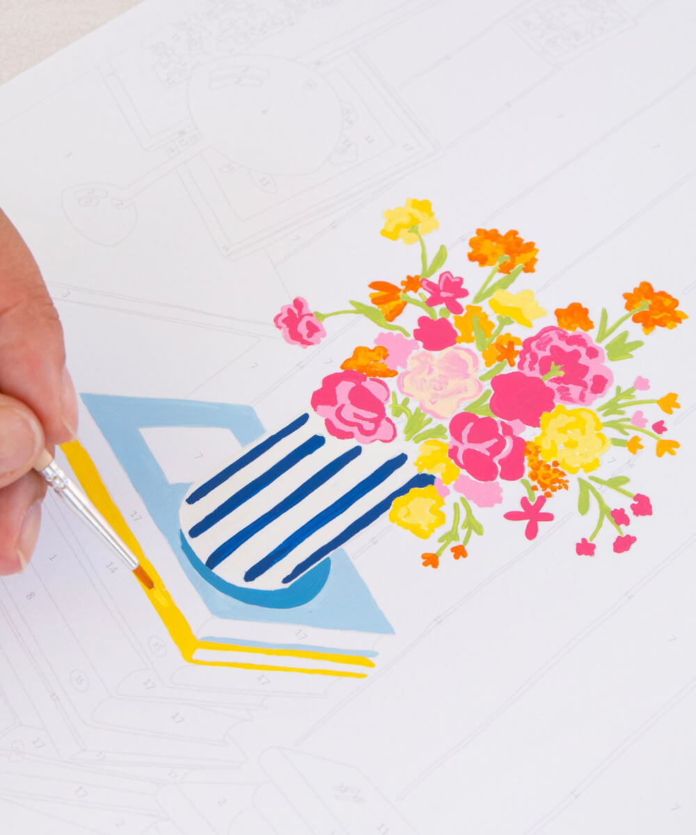 Coffret peinture au numéro Des fleurs et des récits de la marque La Petite Épicerie, en mise en scène
