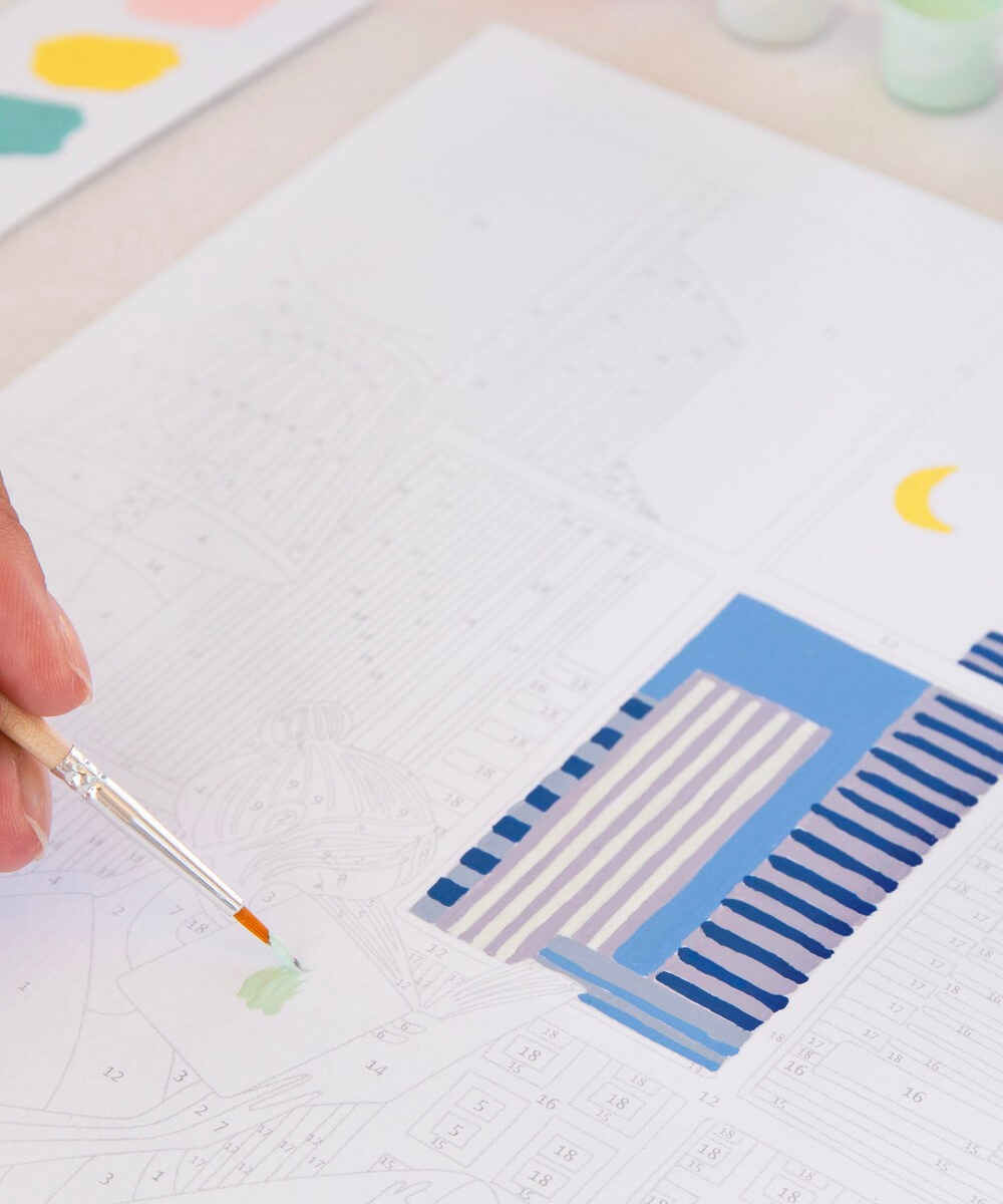 Coffret peinture au numéro Nuit Bleue de la marque La Petite Épicerie, en mise en scène