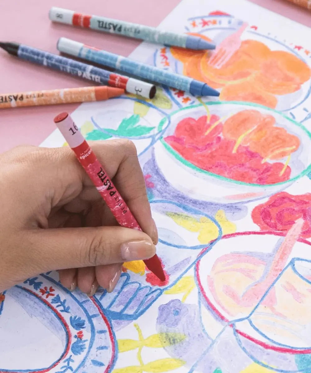 Femme en train de réaliser le Coffret Petit Pastel au Numéro Comme un Dimanche de La Petite Épicerie