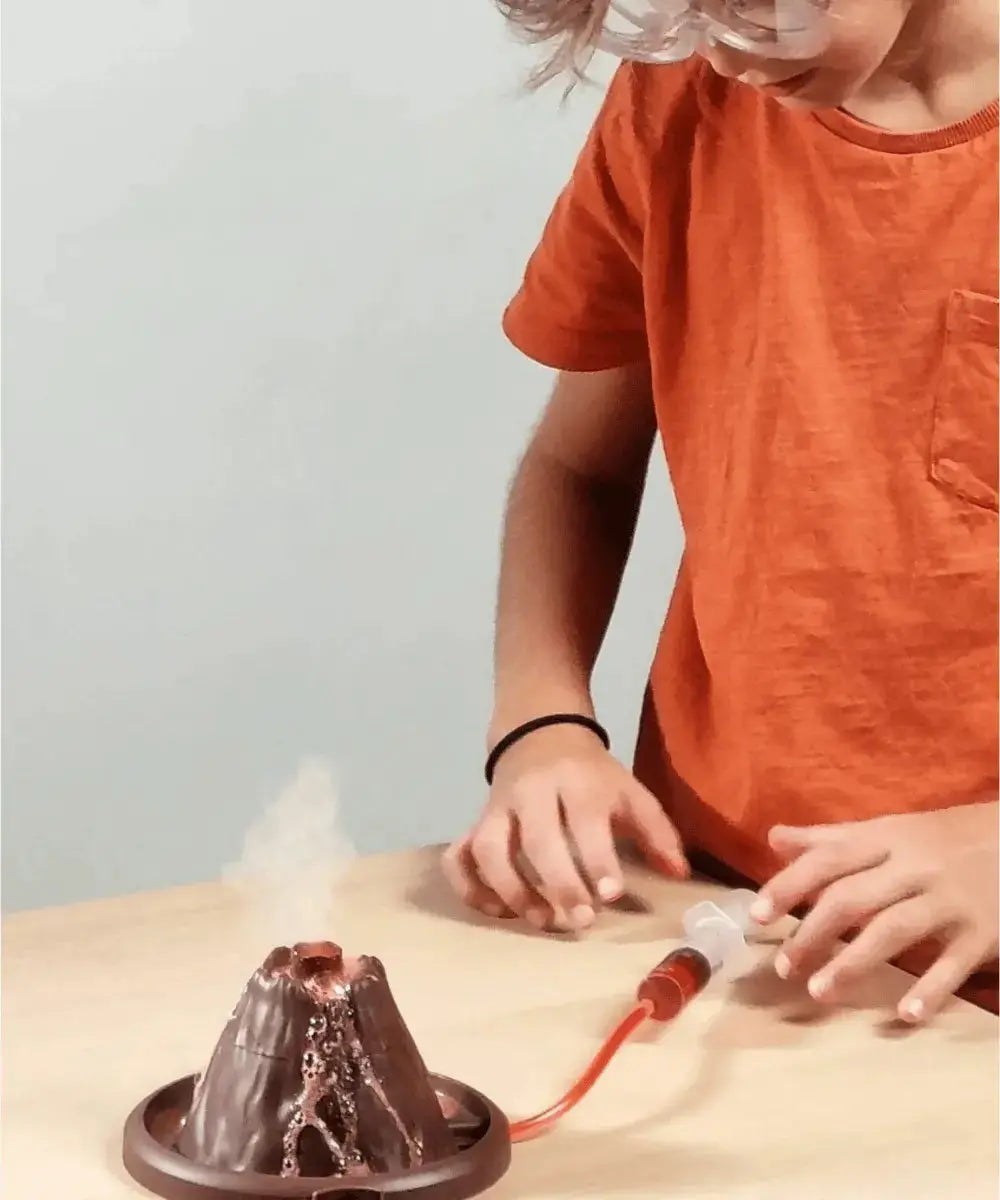 Enfant de 8 ans reproduisant une irruption volcanique