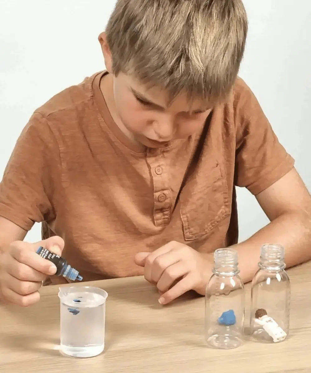Enfant faisant une expérience de chimie avec le coffret BUKI