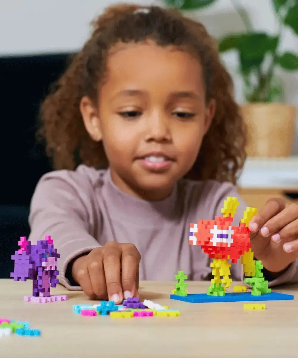 Enfant construisant un animal en 3D avec les pièces Plus-Plus.