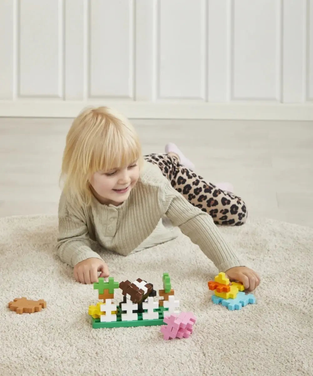 Set de construction plus-plus big la ferme avec 40 pieces base verte et animaux en briques.
