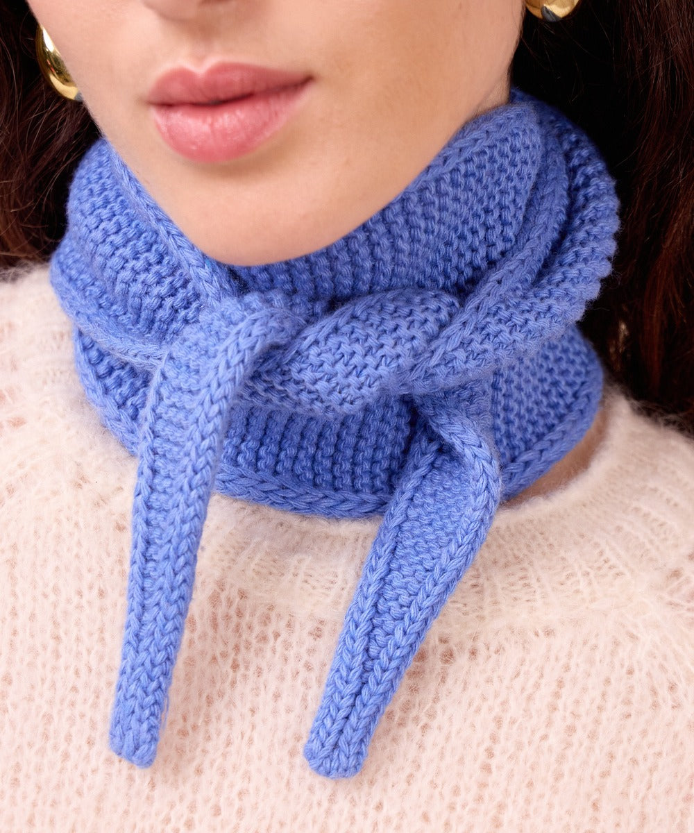 Col Sophie bleu ciel porté, maille triangulaire nouée autour du cou