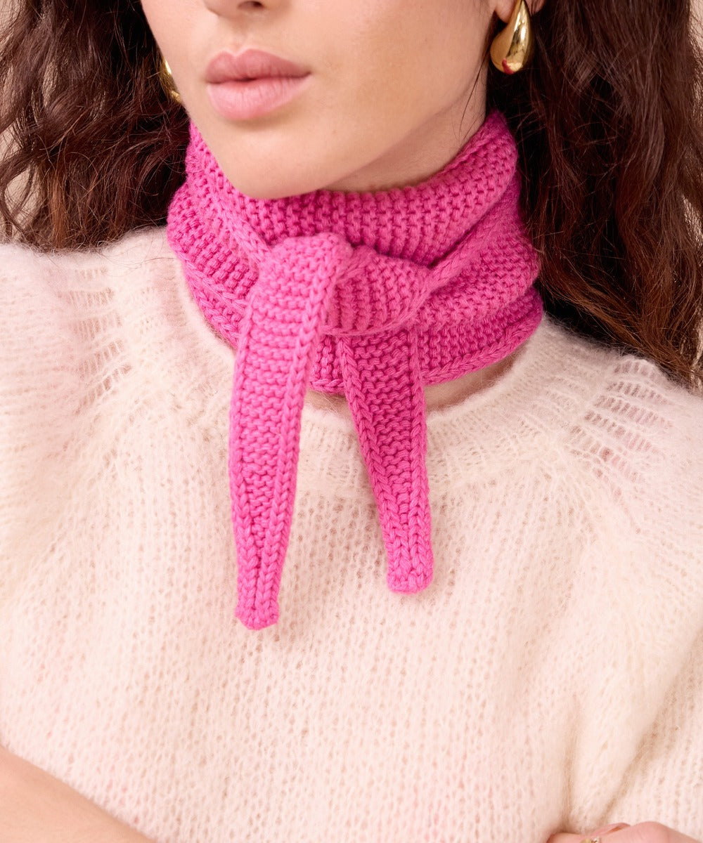 Col Sophie rose bonbon porté, maille triangulaire nouée autour du cou