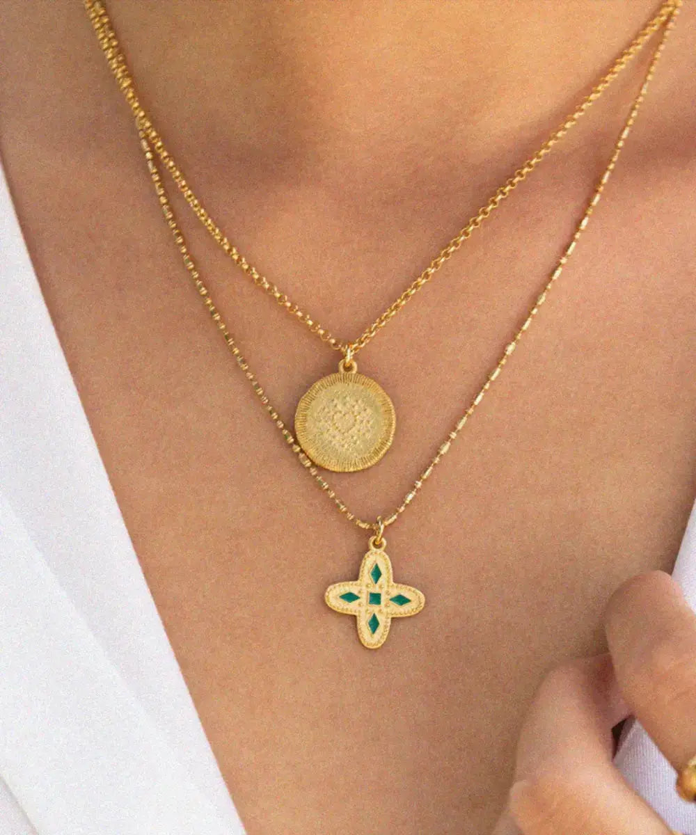 Photo portée du collier Adriana Vert Emeraude de Bacci Paris