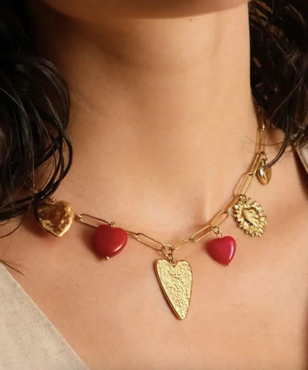 Photo portée du collier en acier inoxydable Oréa Coeurs Rouges de la marque Bohm Paris
