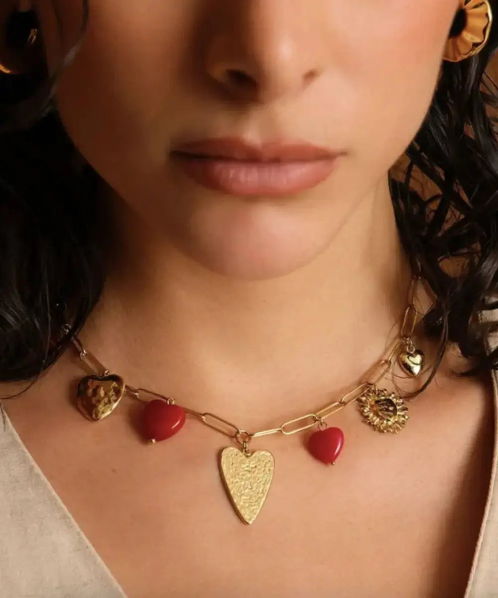 Photo portée avec une vue de face du collier en acier inoxydable Oréa Coeurs Rouges de Bohm Paris