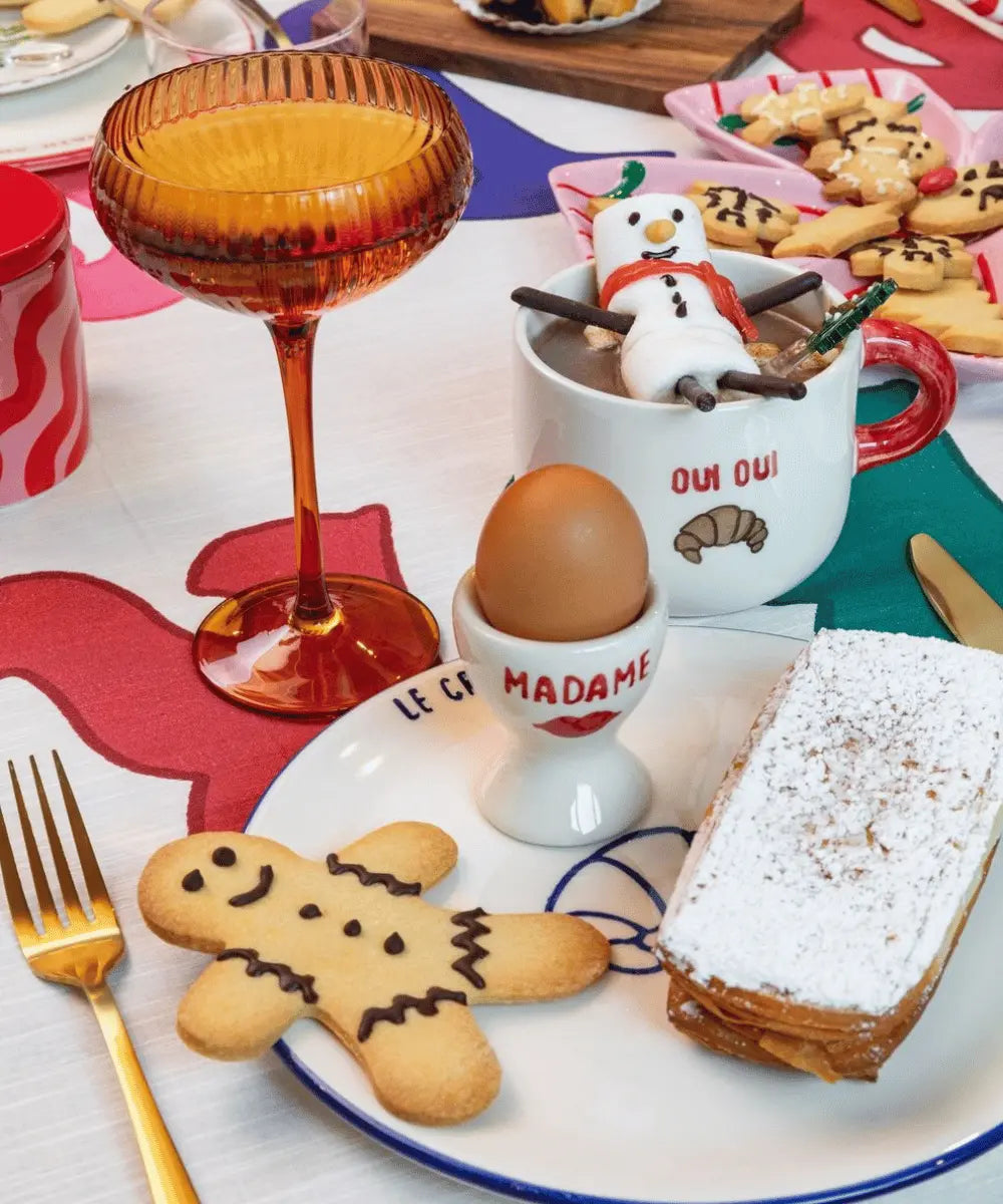 Coquetier en céramique Madame d'Atelier Pistache en situation sur une table de petit-déjeuner