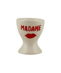 Coquetier en céramique Madame d'Atelier Pistache sur fond blanc
